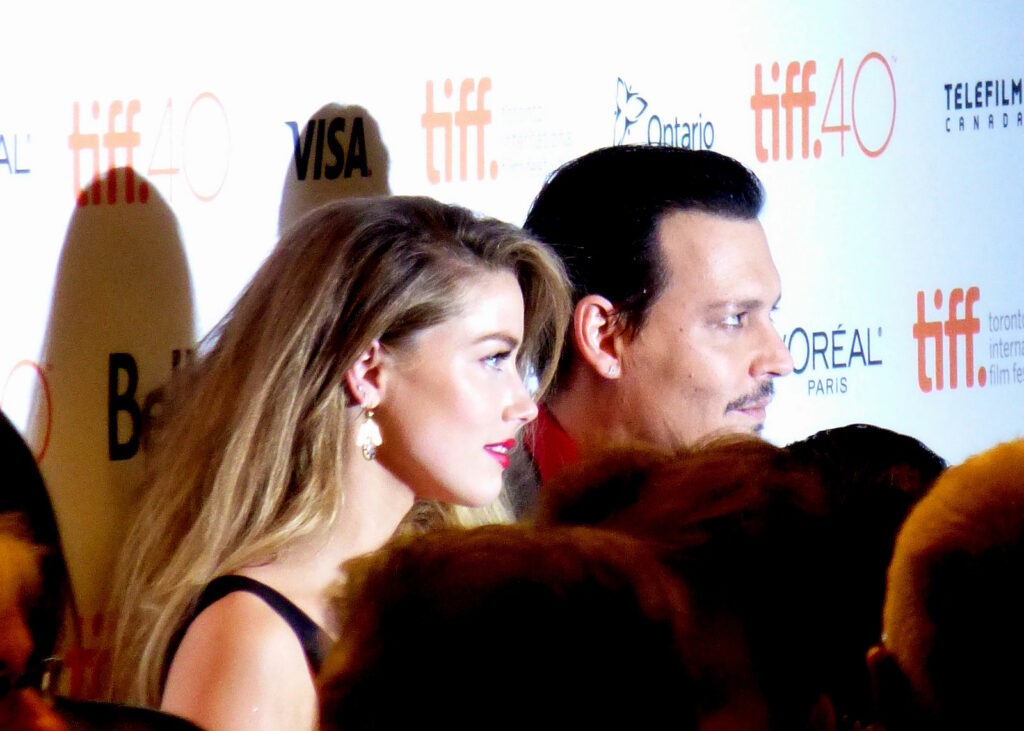 Johnny Depp and Amber Heard pose for a photograph at a celebrity event.