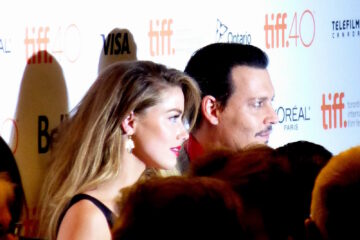 Johnny Depp and Amber Heard pose for a photograph at a celebrity event.