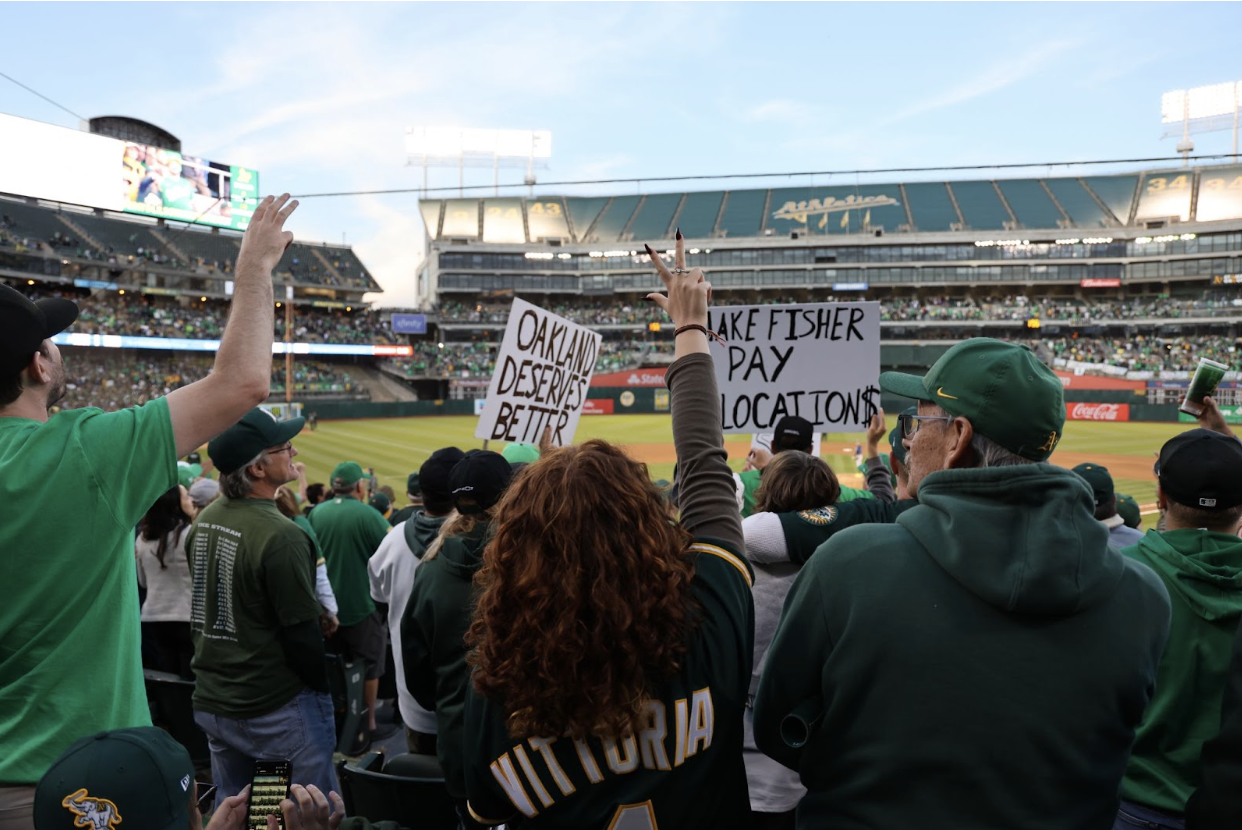 Thousands of fans turnout for Oakland Athletics reverse boycott